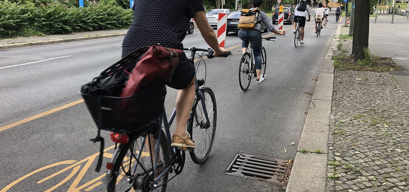 Schnellbauelement geschützter Radfahrstreifen (Pop-up-Radweg) mit Baken. Schnellbauelement geschützter Radfahrstreifen (Pop-up-Radweg) mit Baken.
